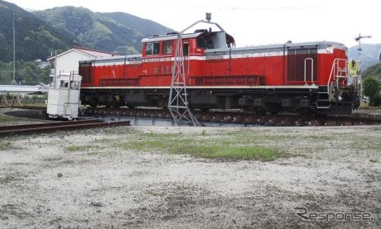 DD51は凸型車体のため本来は転車台を必要としないが、「より皆さまに機関車の迫力ある姿をご覧いただくため」として、津和野駅の転車台で回転実演される。