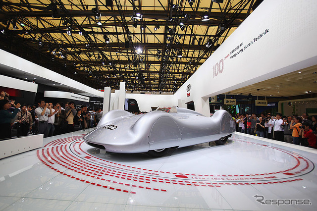 上海モーターショー2009:スタンドに「Vorsprung durch Technik」を掲示。