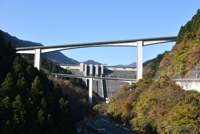国道140号、滝沢ダム前のループ橋
