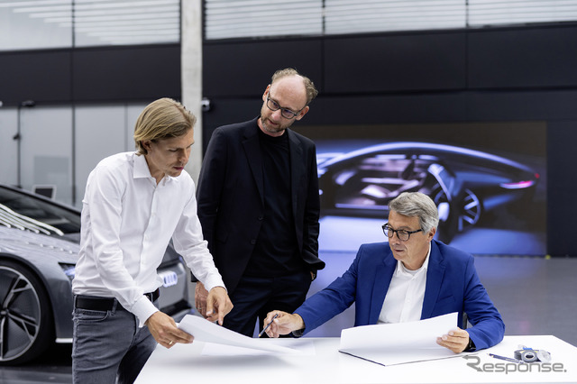 マーク・リヒテ氏(中央)とフィリップ・レーマース氏(左)、ノルベルト・ウェーバー氏(右)
