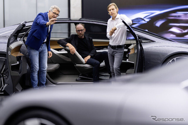 マーク・リヒテ氏(中央)とノルベルト・ウェーバー氏(左)、フィリップ・レーマース氏(右)