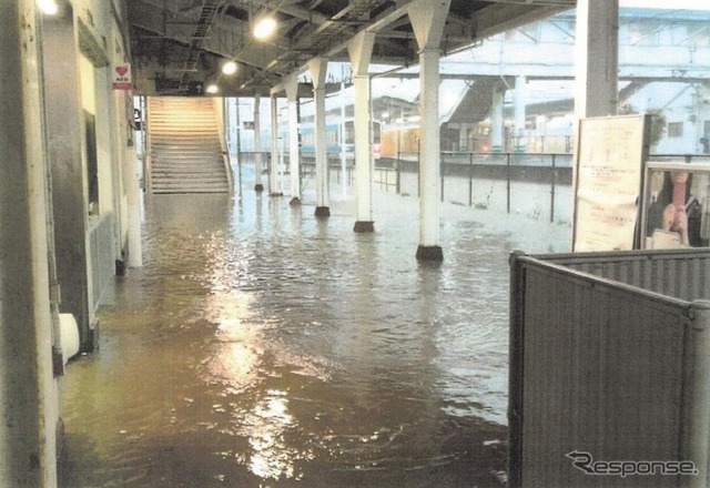 冠水した山陽本線糸崎駅（7月8日）。