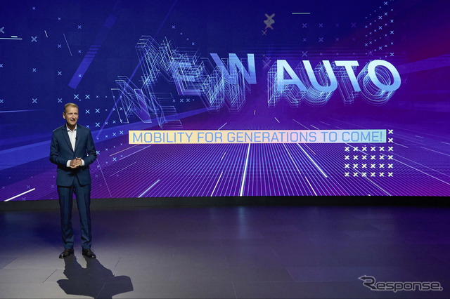 フォルクスワーゲングループの2030年までの中期経営戦略「NEW AUTO」のロゴと同社のヘルベルト・ディースCEO
