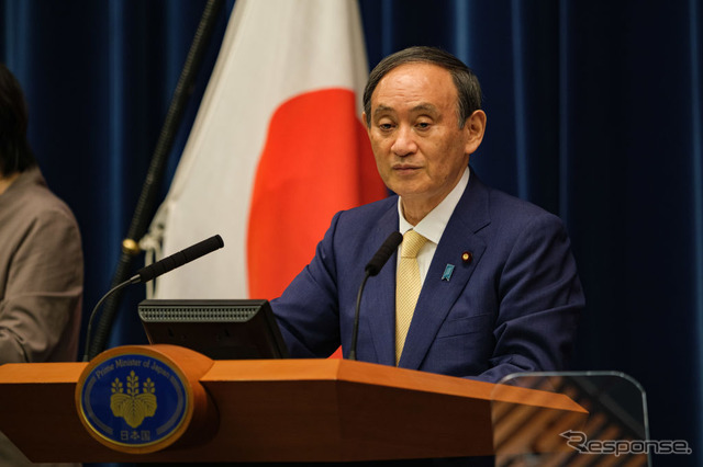 緊急事態発令を決定して会見に臨む菅総理（7月8日）