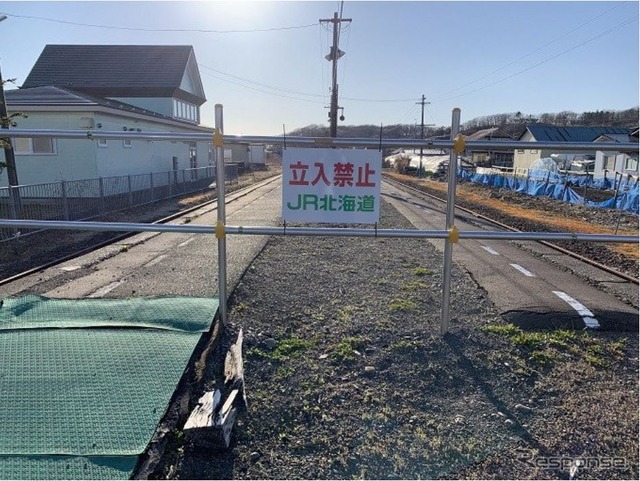 立入禁止の柵が入っている旧日高門別駅の構内。