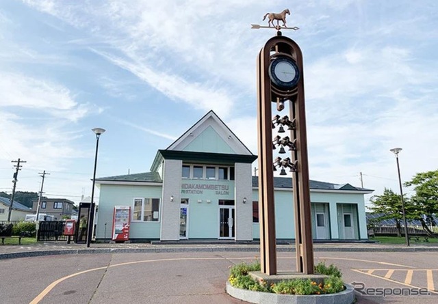 旧日高門別駅の駅舎。列車が発着していた時代と変わらない佇まい。