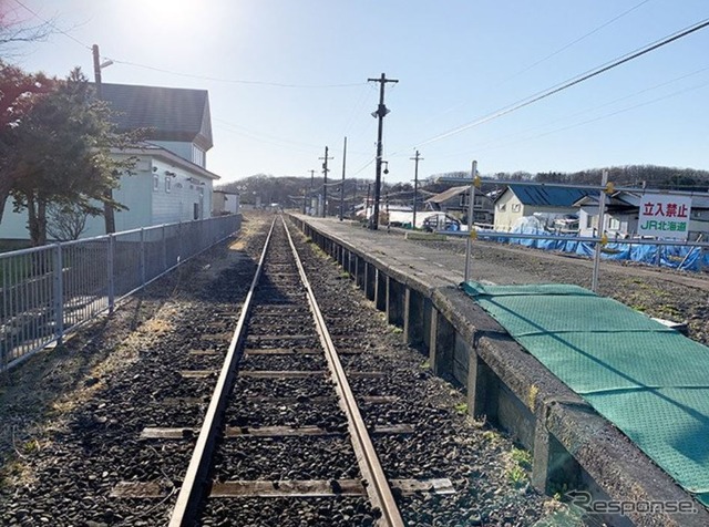 旧日高門別駅の構内は1面2線で、保線用機械が滞留していた側線もある。