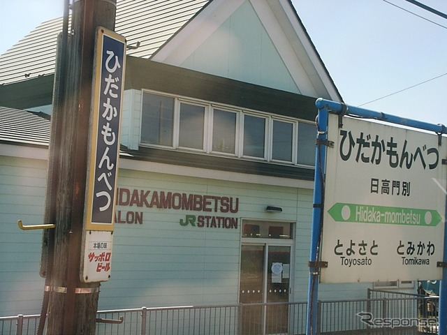 一時は利用者が比較的多い鵡川~日高門別間の存続も叫ばれたが、結果的に立ち消えとなった。写真は日高門別駅。2000年4月30日。