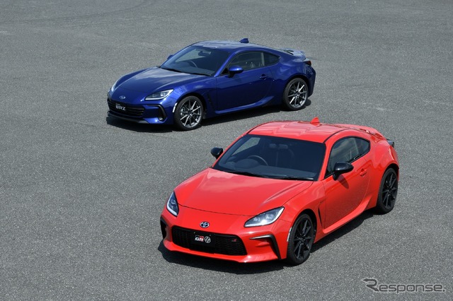 トヨタGR 86(赤)/ スバルBRZ新型(青)
