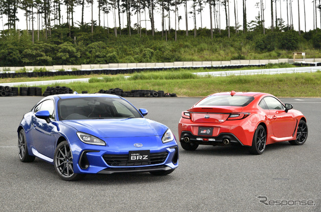 スバル BRZ 新型(青)とトヨタGR 86(赤)
