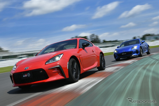 トヨタGR 86(赤)/ スバルBRZ新型(青)