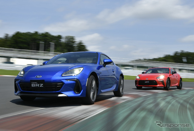 トヨタGR 86(赤)/ スバルBRZ新型(青)