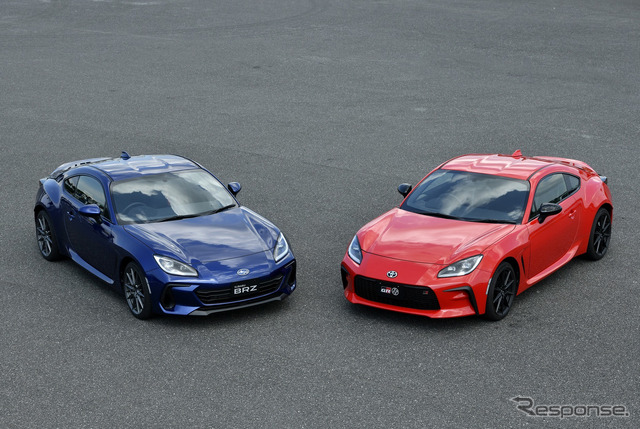 トヨタGR 86(赤)/ スバルBRZ新型(青)