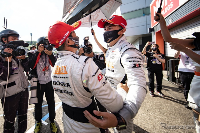 GT500クラス予選トップの山本尚貴（中央左）と牧野任祐（中央右）