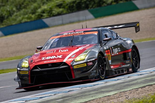 GT300クラス予選トップの#11 GAINER TANAX GT-R（平中克幸／安田裕信）