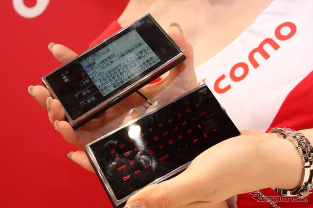 【CEATEC08】写真蔵…ドコモはセパレートケータイか、歴代ドコモダケか