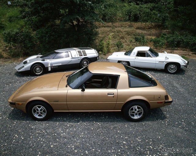 マツダRX-7初代(手前)、RX500(左奥)、コスモ・スポーツ(右奥)