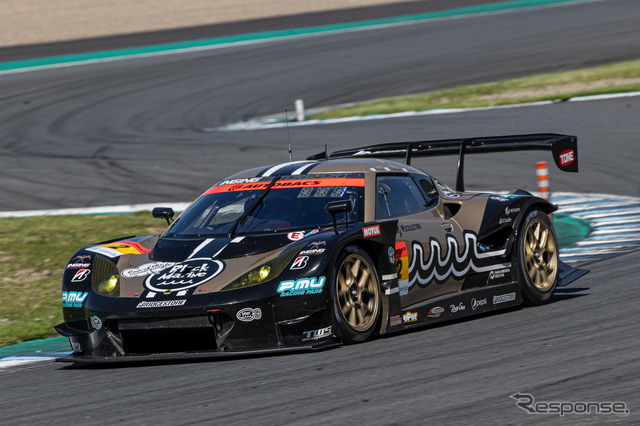 GT300クラスで優勝した#2 muta Racing Lotus MC(加藤寛規/阪口良平)