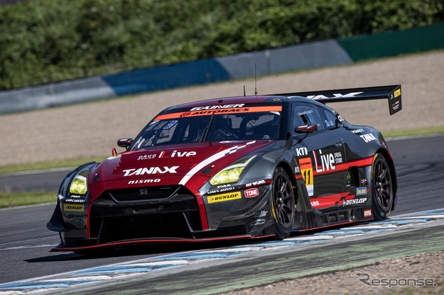 GT300クラス2位の#11 GAINER TANAX GT-R(平中克幸/安田裕信)