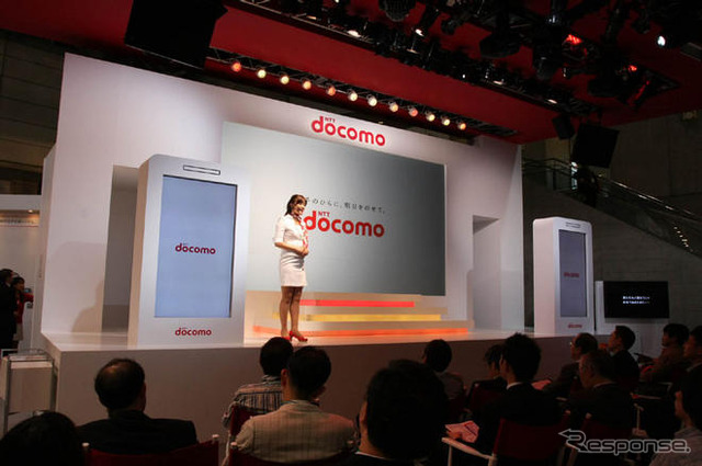 【CEATEC08】写真蔵…ドコモはセパレートケータイか、歴代ドコモダケか