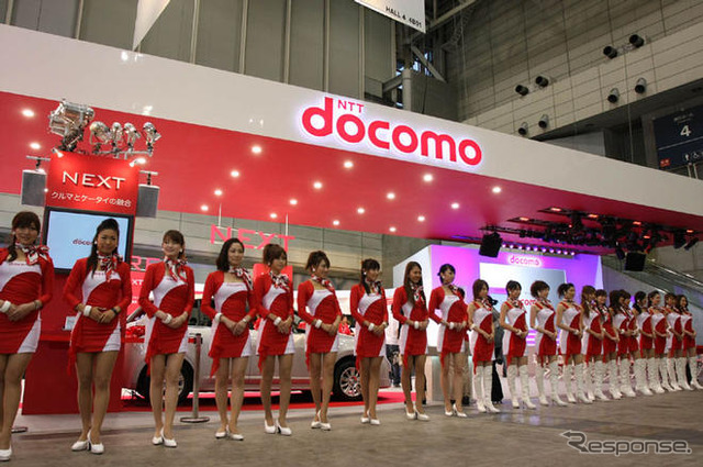 【CEATEC08】写真蔵…ドコモはセパレートケータイか、歴代ドコモダケか
