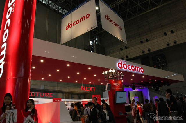 【CEATEC08】写真蔵…ドコモはセパレートケータイか、歴代ドコモダケか
