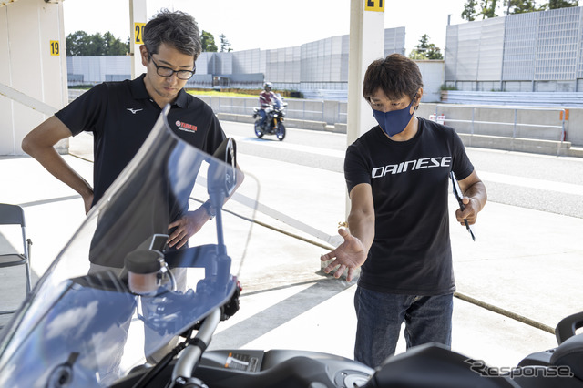 北村悠主査（左）と鈴木大五郎氏