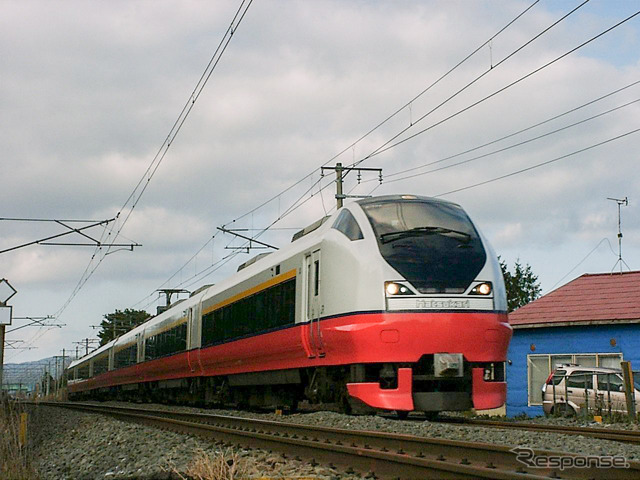 2002年11月30日、運行最終日のE751系『スーパーはつかり』。当時は6両編成でJR東北本線を走行したが、リバイバル列車は4両編成で、全区間第3セクターを走行する。