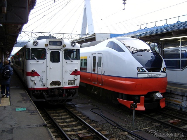 青森駅で懐かしい盛岡色のキハ40系と並ぶ『スーパーはつかり』。2002年11月30日。