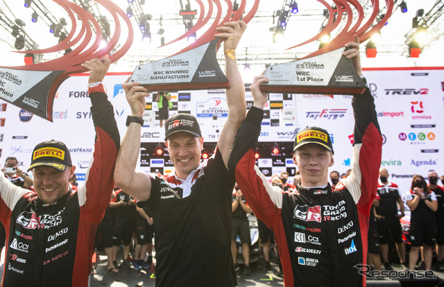 左から、優勝コ・ドライバーのハルットゥネン、前・最年少優勝記録保持者でトヨタの現チーム代表であるラトバラ、その記録を更新したロバンペラ。