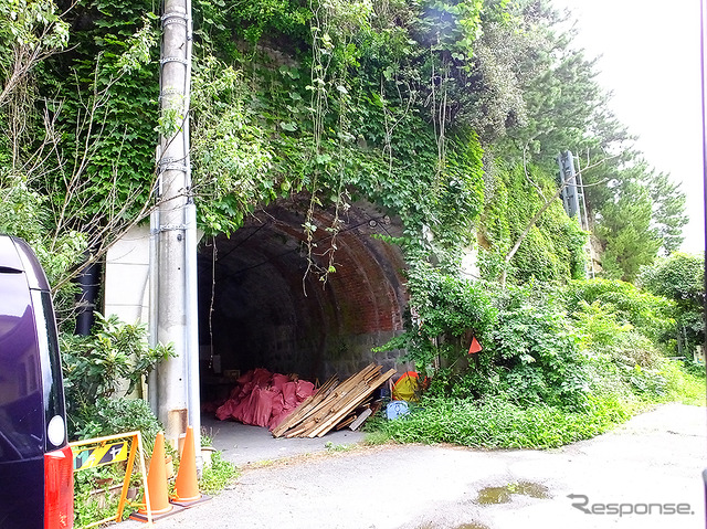 雑賀崎(さいかざき)海岸通り、旧道トンネル