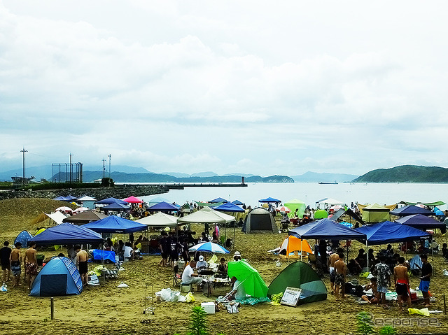 にぎわう加太海水浴場