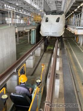 熊本総合車両所での床下点検体験イメージ。