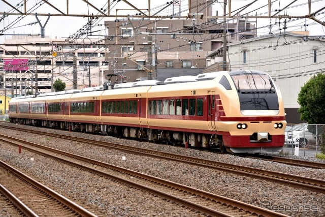 国鉄特急色のE653系。特急型電車が久しぶりに上野～青森間全線を走破する。車内では車内放送体験やヘッドマークとの記念撮影といったイベントも用意されている。