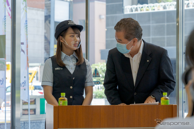 横浜市営バスの制服に身を包んで視界を務めた丸りおな氏。