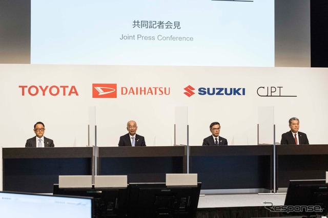 向かって左からトヨタ自動車の豊田章男代表取締役社長、ダイハツ工業の奥平総一郎代表取締役社長、スズキの鈴木俊宏代表取締役社長、Commercial Japan Partnership Technologies（CJP）の中嶋裕樹代表取締役社長