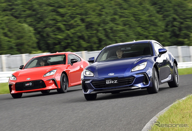 トヨタ GR 86(左)とスバル BRZ(右)