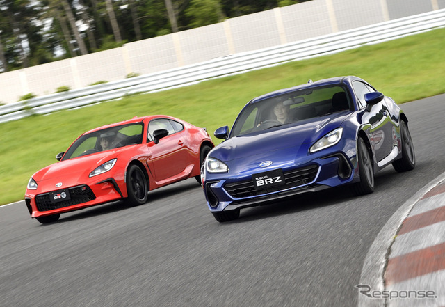 トヨタ GR 86(左)とスバル BRZ(右)