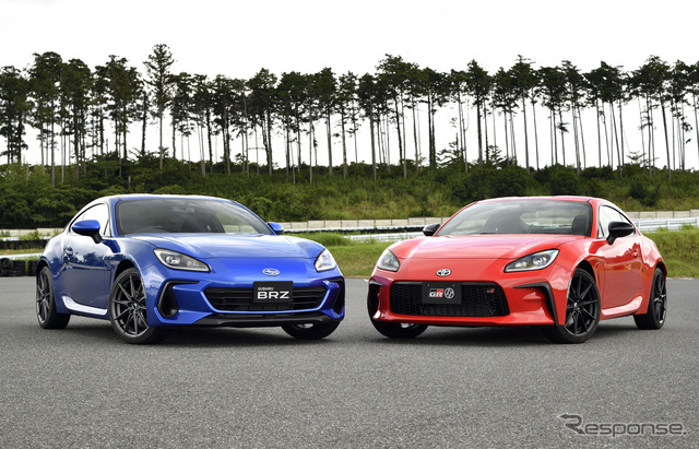 スバル BRZ(左)とトヨタ GR 86(右)