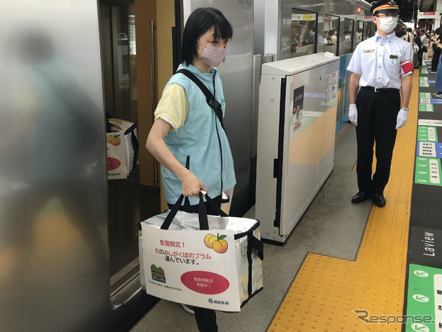 所沢駅に到着したプラム