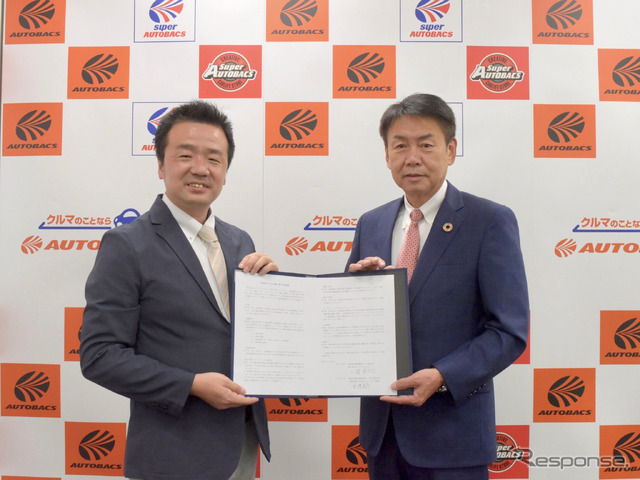 左：日本カーシェアリング協会の吉澤武彦代表、右：オートバックスセブンの小林喜夫巳代表取締役 社長執行役員