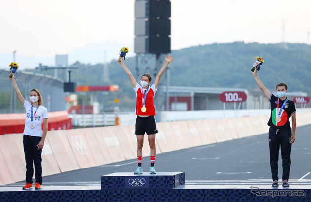 女子ロードレース表彰式(7月25日、富士スピードウェイ)