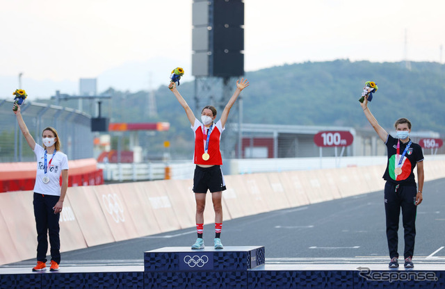 女子ロードレース表彰式（7月25日、富士スピードウェイ）