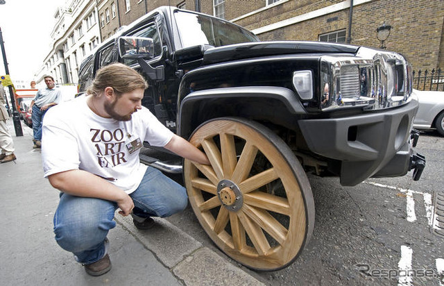 馬車か車か!? ハマーのアートにロンドン騒然!!