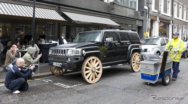 馬車か車か!? ハマーのアートにロンドン騒然!!