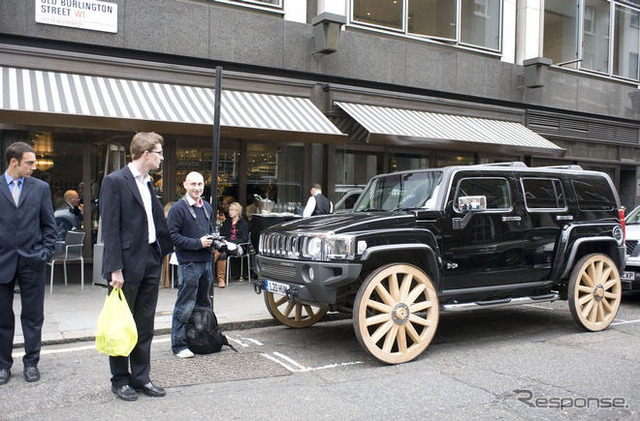 馬車か車か!? ハマーのアートにロンドン騒然!!