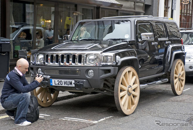 馬車か車か!? ハマーのアートにロンドン騒然!!