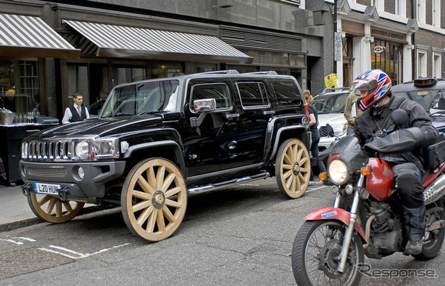 馬車か車か!? ハマーのアートにロンドン騒然!!