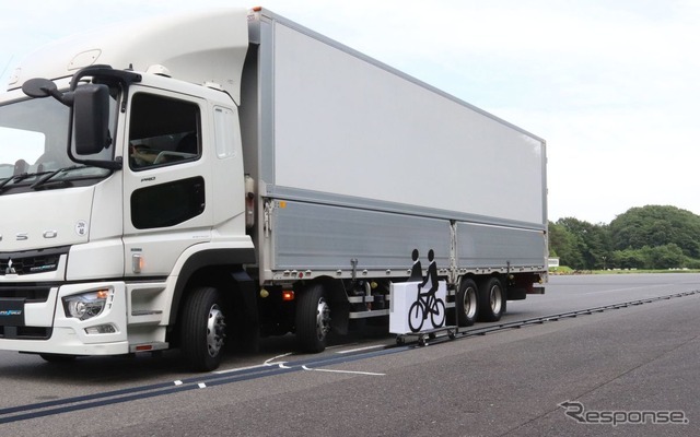 センサーは障害物(自転車)を検知しているので、予測進路と交錯する場合、ブレーキをかける
