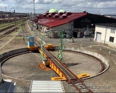 つがる運輸区に残る転車台。同区は2020年3月に青森、弘前、大館の各運輸区を統合した乗務員基地だが、国鉄時代の弘前機関区の流れを汲んでいるため、このような転車台が残っている。なお、転車台体験では車両なしで回転する。
